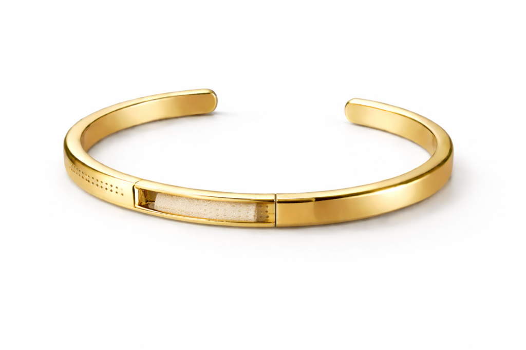 Bracelet olfactif Osmélya en acier inoxydable doré, avec capsule textile rechargeable visible, sur fond blanc